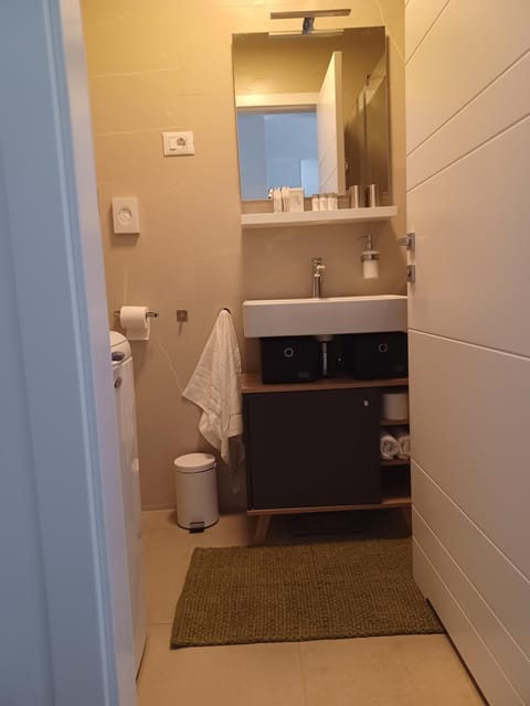 Toilet, Bathroom, towels