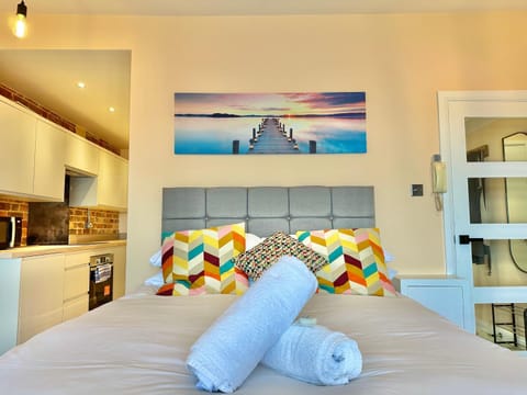 Bed, Bedroom, towels