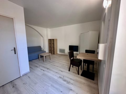 Seating area, Dining area, wardrobe