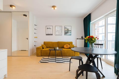 Bed, Living room, Seating area, Dining area
