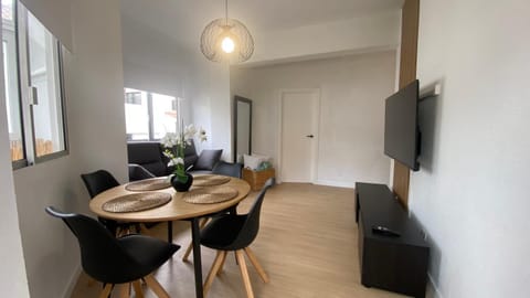 TV and multimedia, Living room, Seating area, Dining area