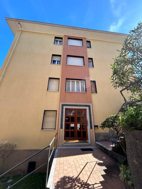 Property building, Facade/entrance, Day