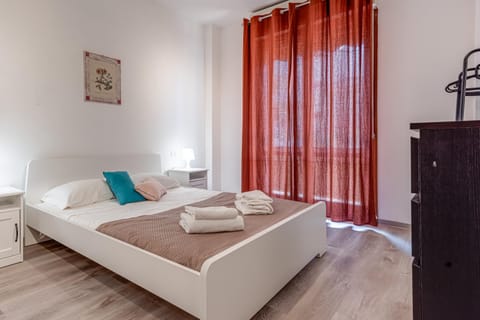 Bed, Bedroom, towels, wardrobe