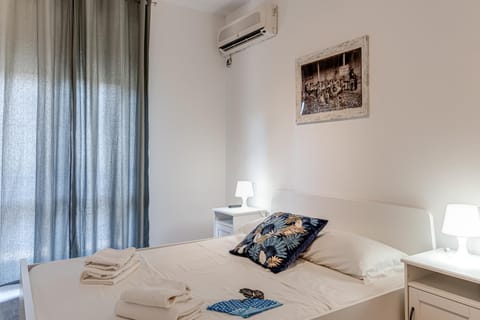 Bed, Bedroom, towels, air conditioner