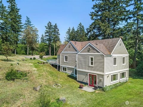Secluded 4BR Nestled in Woods-Hot Tub/Dog Friendly House in Friday Harbor