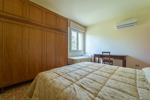 Bed, Photo of the whole room, Bedroom, hair dresser, wardrobe, air conditioner