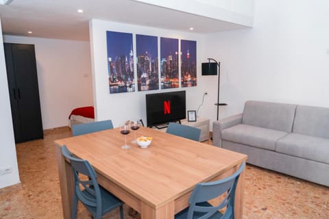 Living room, Dining area, Evening entertainment
