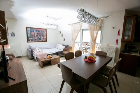 Bed, Living room, Seating area, Dining area