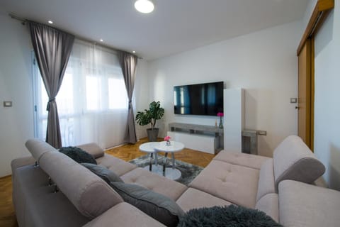 TV and multimedia, Living room, Seating area, Evening entertainment