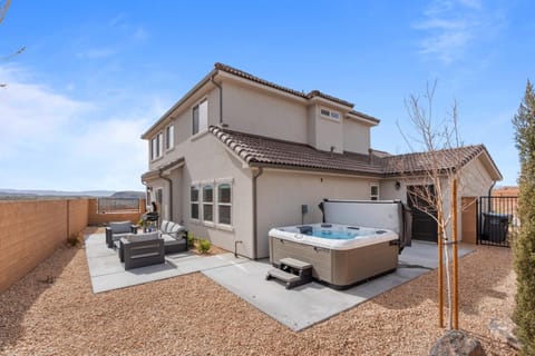 Pura Vida Paradise Private Hot Tub Community Pool House in Washington