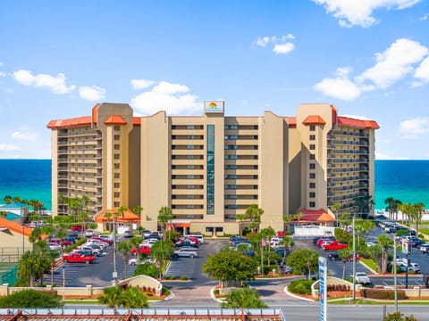 Property building, Day, Natural landscape, Bird's eye view, Beach, City view, Sea view, Location, Parking