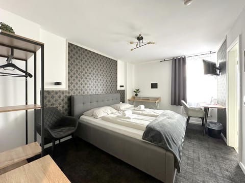 Bed, TV and multimedia, Photo of the whole room, Bedroom, towels