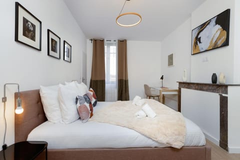 Bed, Photo of the whole room, towels