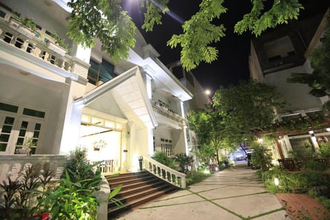 Property building, Patio, Balcony/Terrace, group of guests