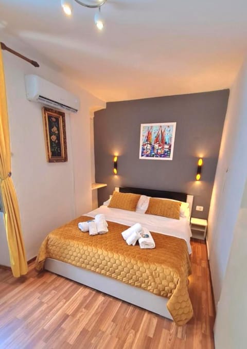 Bed, Bedroom, towels
