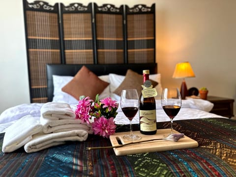 Bed, Summer, Food and drinks, Photo of the whole room, Bedroom, Alcoholic drinks, towels, air conditioner