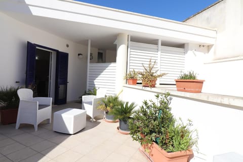 Property building, Balcony/Terrace, Living room