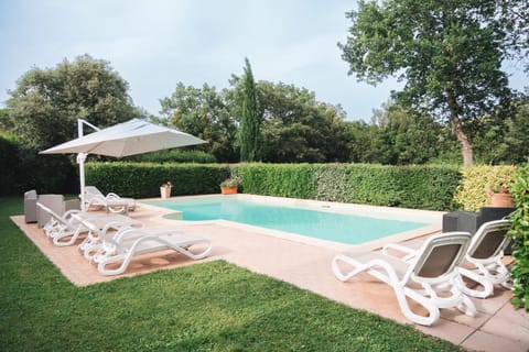 Swimming pool, sunbed