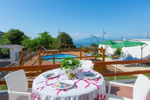 Day, Dining area, Pool view, Sea view, Swimming pool, sunbed