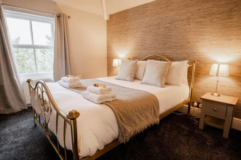 Bed, Bedroom, towels