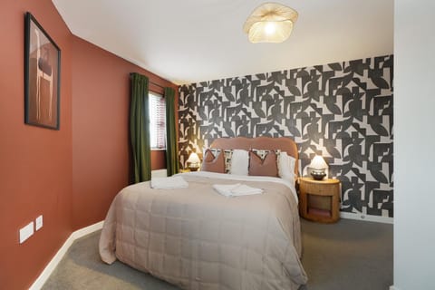 NEW! 3 Bed Home in Stockton-on-tees City Centre by Stay With Us, Ideal for Families & Large Groups, SLEEPS 5!! House in England