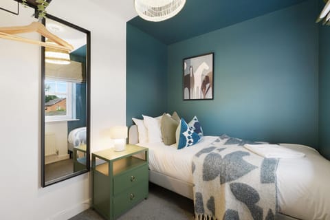 NEW! 3 Bed Home in Stockton-on-tees City Centre by Stay With Us, Ideal for Families & Large Groups, SLEEPS 5!! House in England