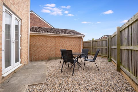 NEW! 3 Bed Home in Stockton-on-tees City Centre by Stay With Us, Ideal for Families & Large Groups, SLEEPS 5!! House in England