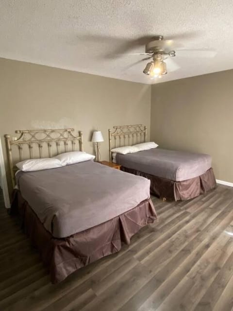 Bungalow- Bachelor/Bachelorette parties welcomed! House in Village Four Seasons