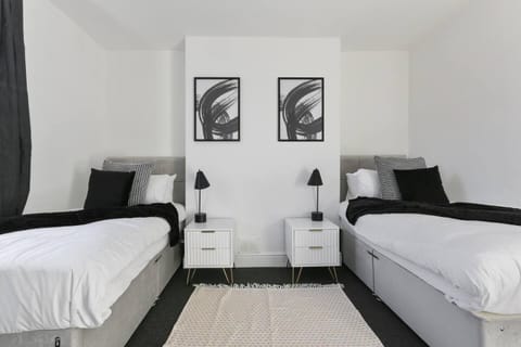 TOP location WiFi Parking Close to NFFC &Cricket House in Nottingham