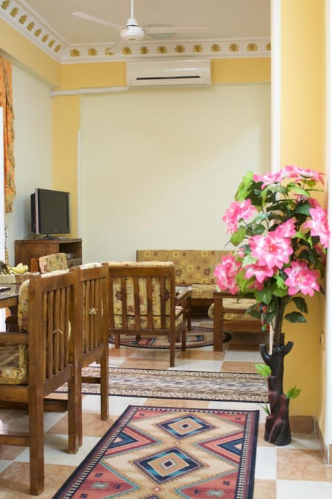 Communal lounge/ TV room, TV and multimedia, Living room, Seating area, air conditioner
