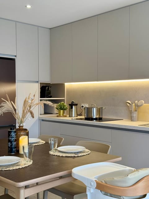 Coffee/tea facilities, Kitchen or kitchenette, Dining area, dishwasher, stove