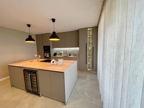 Coffee/tea facilities, microwave, minibar, oven, stove, kitchen