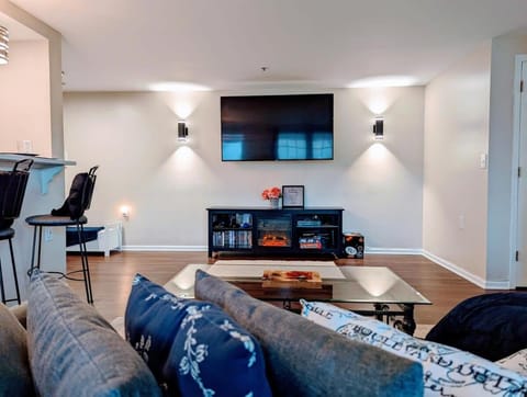 TV and multimedia, Living room, Seating area, Evening entertainment