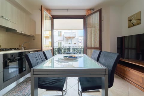 TV and multimedia, Kitchen or kitchenette, Living room, Seating area, air conditioner