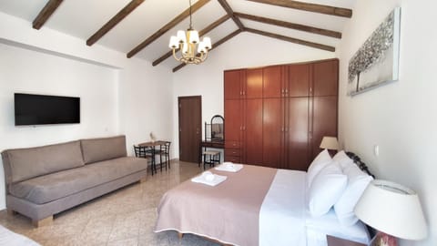 Bed, TV and multimedia, Photo of the whole room, Seating area, Bedroom, wardrobe