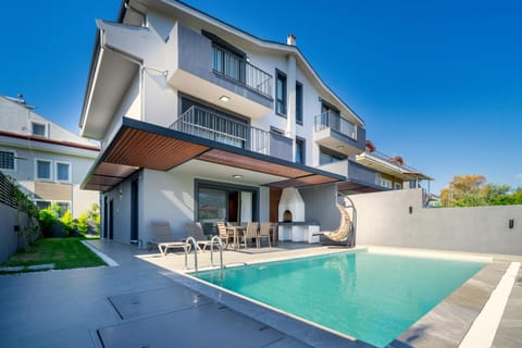 BBQ facilities, Garden, Pool view