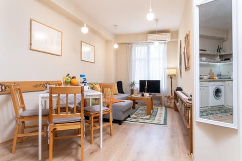 TV and multimedia, Living room, Seating area, Dining area, air conditioner