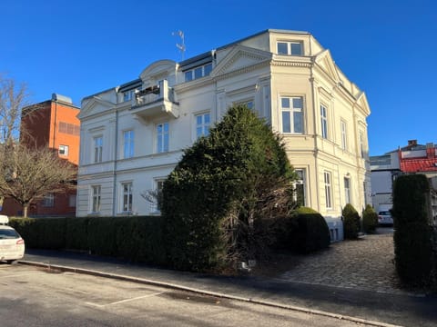 Property building, Day