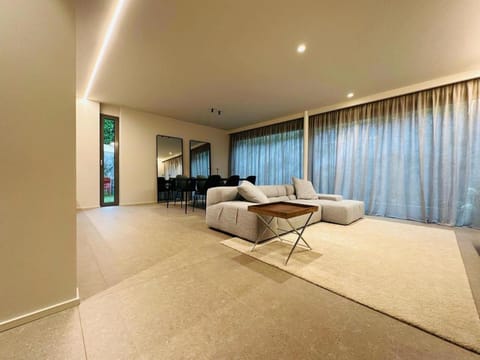 Appartamento di lusso su 2 livelli con mini piscina esterna a 5 min da Tasis Apartment in Lugano