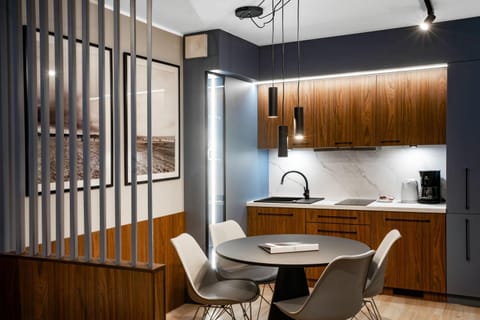 Kitchen or kitchenette, Dining area