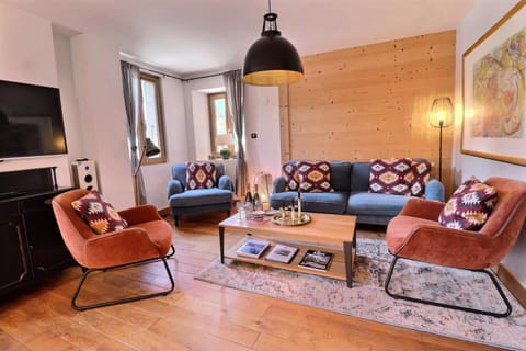 Bed, Living room, fireplace, kitchen
