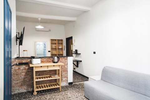 TV and multimedia, Coffee/tea facilities, View (from property/room), Seating area, toaster, wardrobe, air conditioner