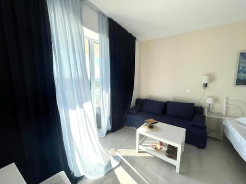 Bed, TV and multimedia, Photo of the whole room, Seating area, Bedroom