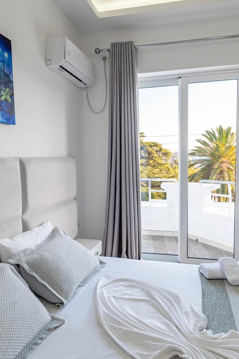 Bed, towels, air conditioner