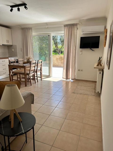 TV and multimedia, Living room, Dining area, air conditioner