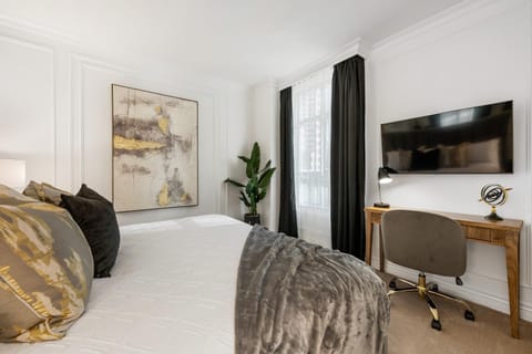 Bed, TV and multimedia, Photo of the whole room, Evening entertainment, Bedroom, hair dresser