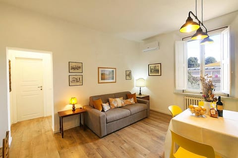 Living room, Seating area, Dining area, internet