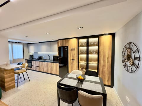 Kitchen or kitchenette, Living room, Dining area, minibar, oven, pet friendly