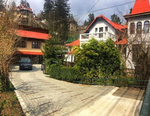 Property building, Garden, Location, Parking