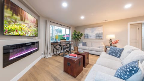 TV and multimedia, Living room, Seating area, Dining area, fireplace